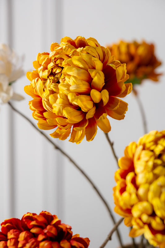 Zijden chrysant tak geel in vaas