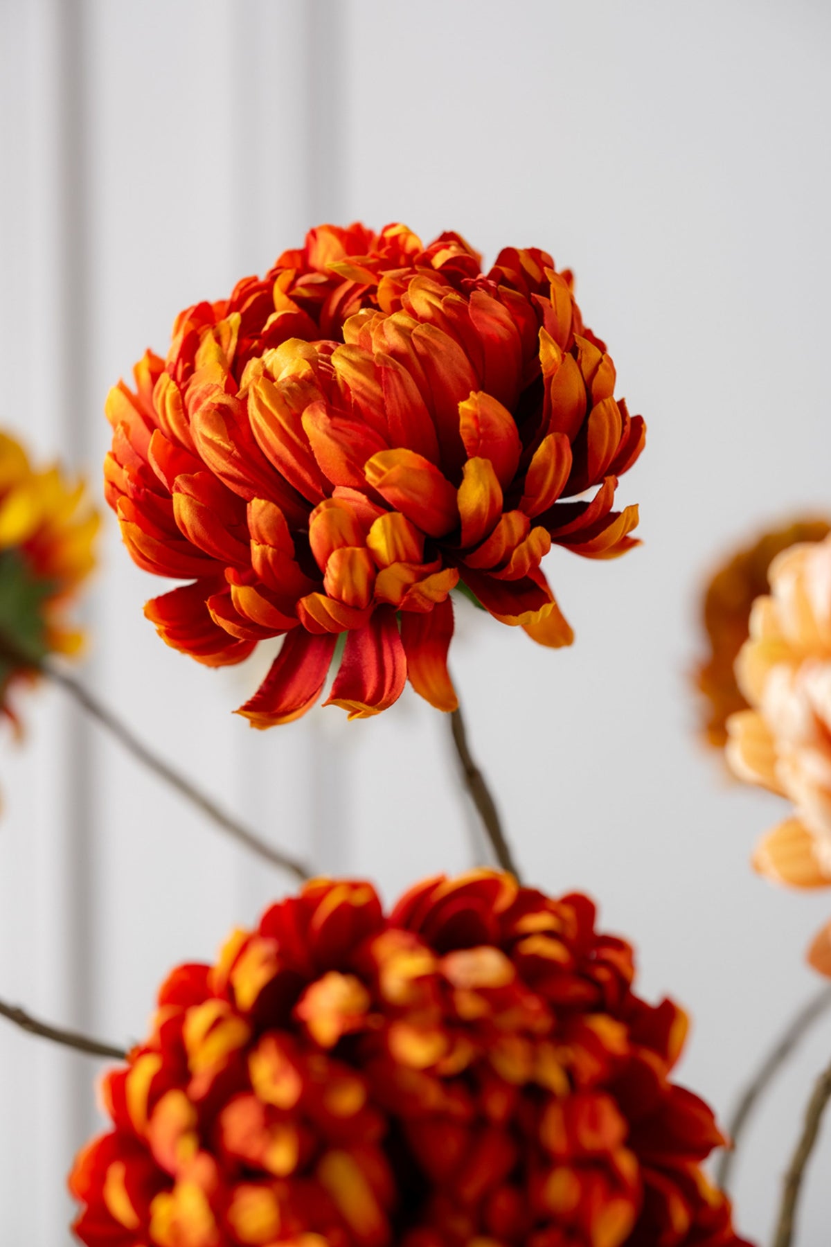 Zijden chrysant tak oranje rood in vaas