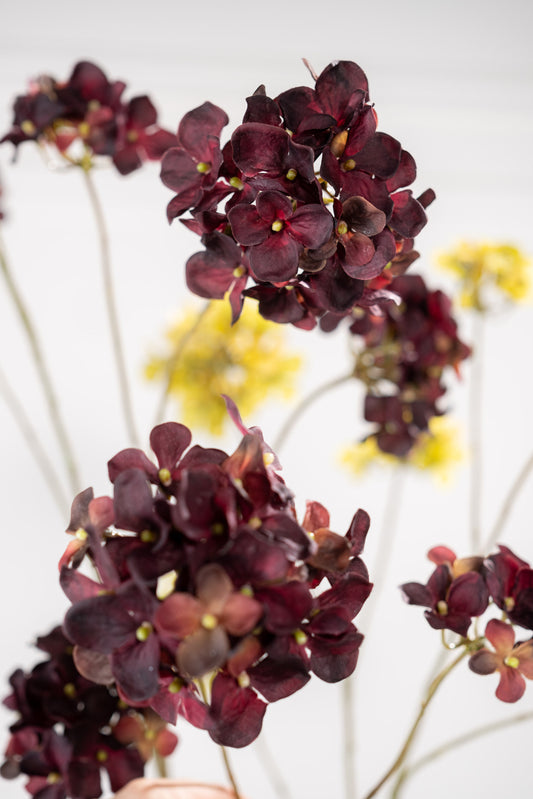 Zijden hortensia tak bordeaux in vaas