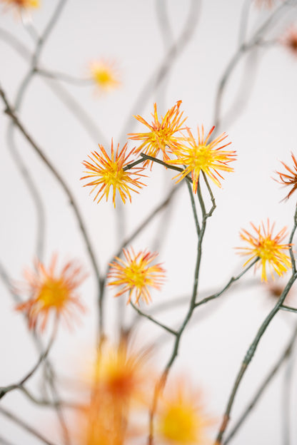 Zijden distel tak goud oranje in vaas