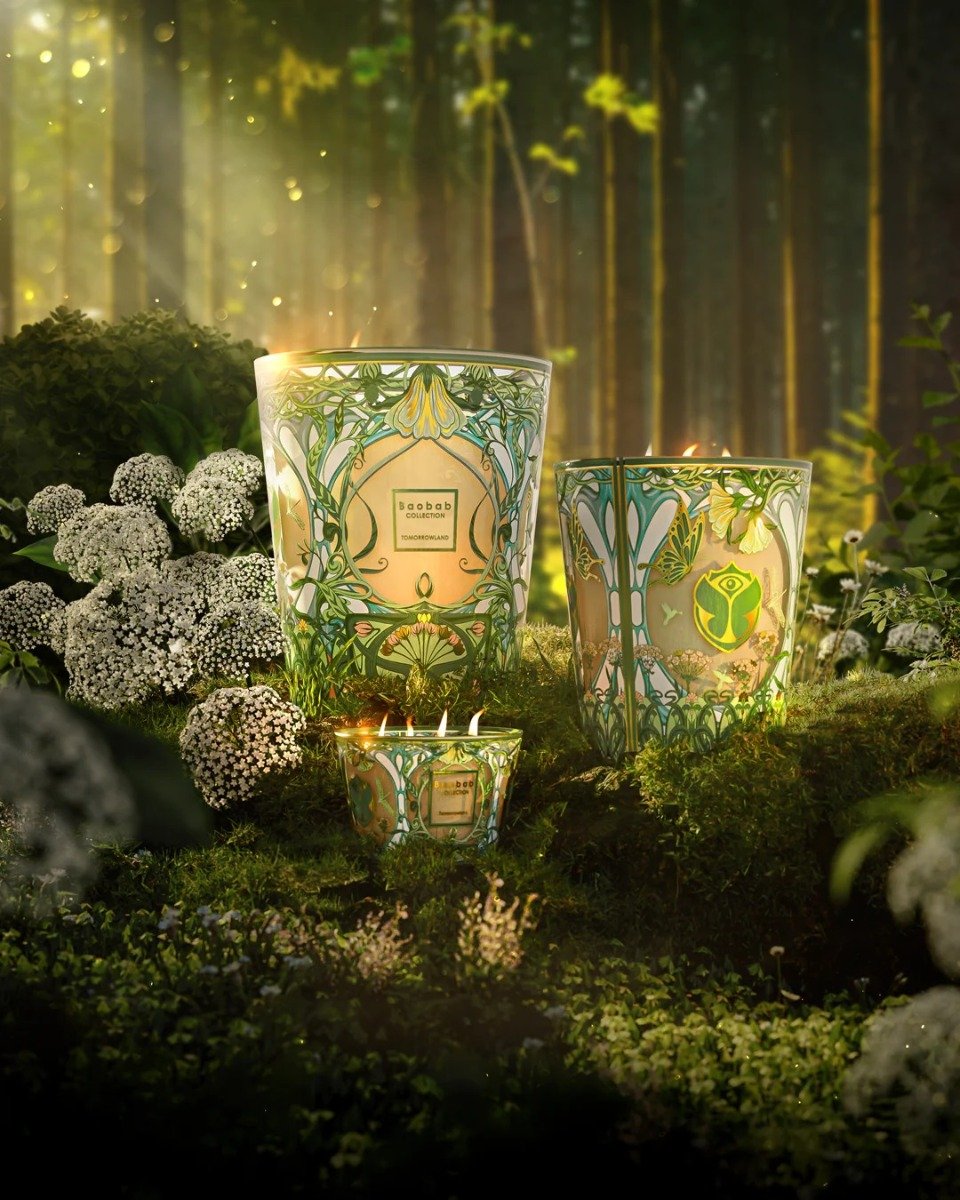 Baobab Tomorrowland geurkaarsen in een groene tuin – sfeerbeeld 1