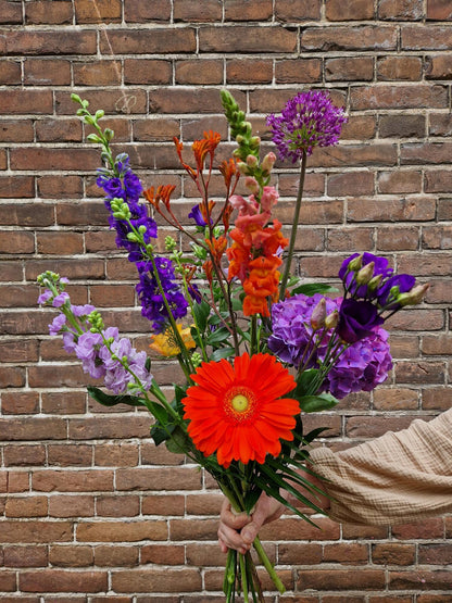 Los gebonden boeket oranje/paars – vers boeket oranje/paars, bloemist De Bloementuin Meppel
