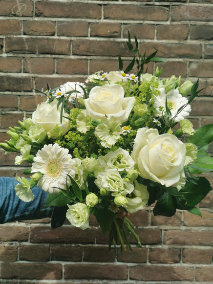 Boeket wit – vers boeket wit, bloemist De Bloementuin Meppel – afbeelding 2