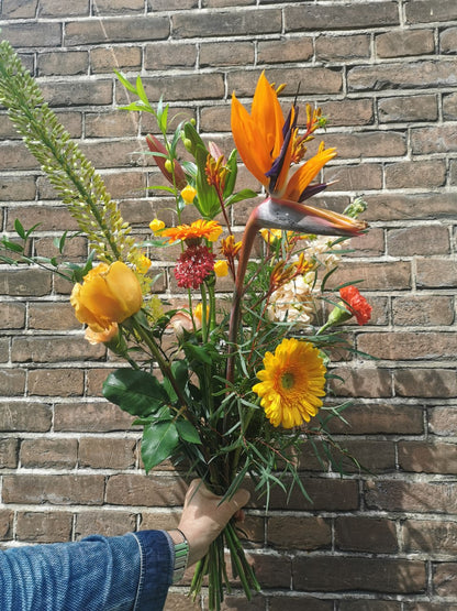 Los gebonden boeket oranje – vers boeket oranje, bloemist De Bloementuin Meppel – afbeelding 2
