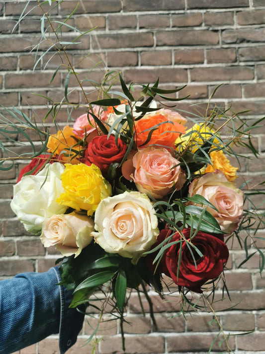 Boeket gemengde rozen – vers boeket gemengd, bloemist De Bloementuin Meppel – afbeelding 2